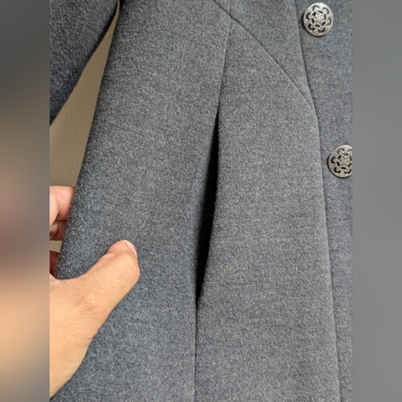Elegant Gray Double-Breasted Coat with Faux Fur Trim For Child - Picture 7 of 13